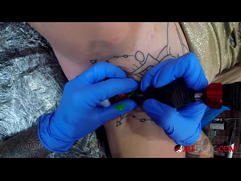 ❤️ Sully Savage-k izugarri tatuatu zuen klitorian tatuaje bat egin zuen ❤ Porno fb %eu.tubesexer-com.ruan ️❤